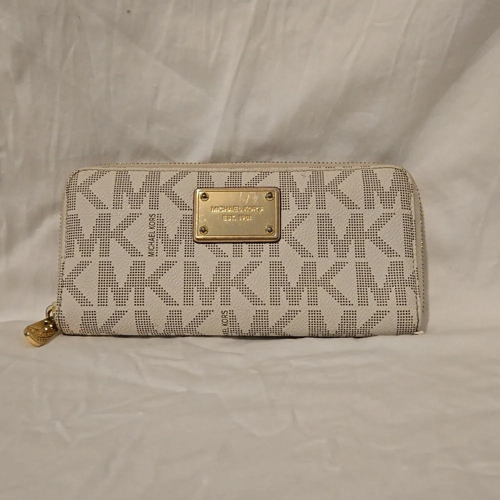 Micheal Kors Jet Set Chain Tote and Wallet - Picture 8 of 13